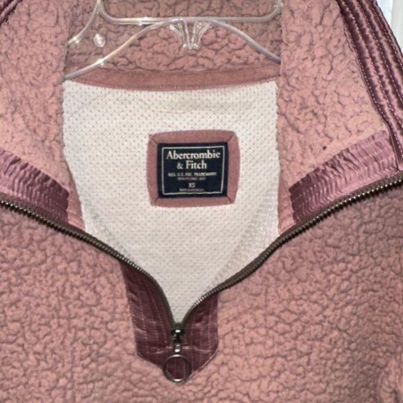 XS Abercrombie & Fitch Sherpa Half-Zip Satin Trim Sweatshirt in Mauve - Picture 4 of 9